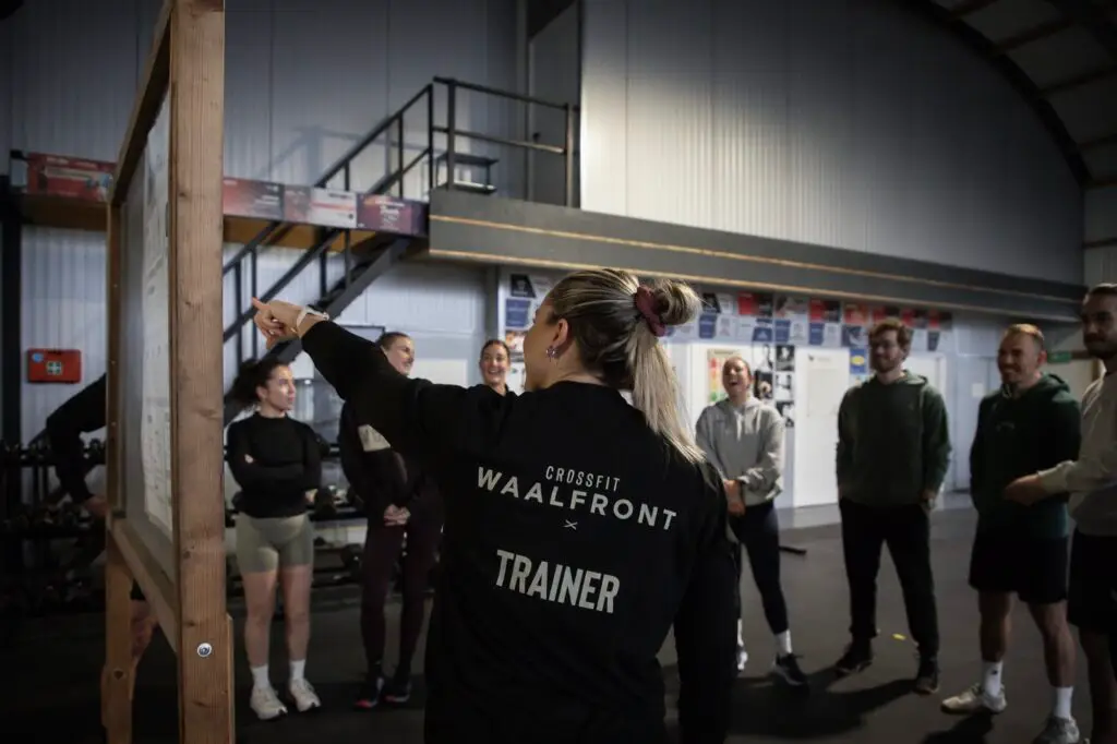 Trainer bespreekt de WOD met de groep