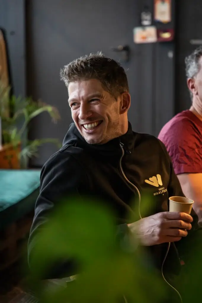 Lachende coach met koffie