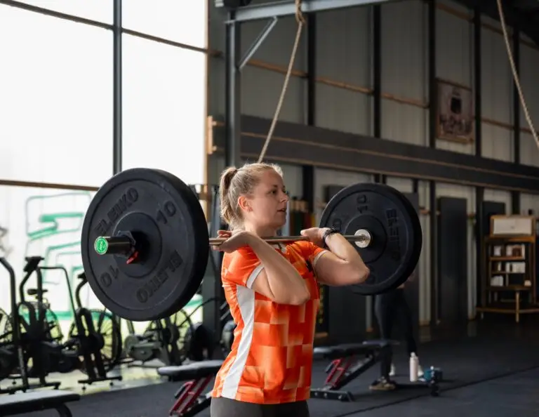 Sporter houdt de barbell in de front rack tijdens Olympic Weightlifting