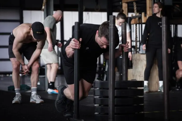 Lid duwt een zwaarbeladen sled tijdens StrongFit