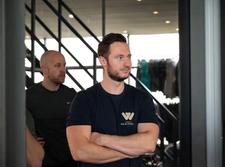Twee leden kijken toe in de box van CrossFit Waalfront